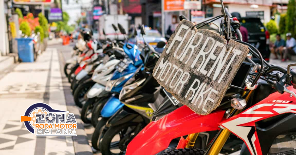 Perjanjian Sewa Motor untuk Pengendara Harian Pengendara membaca perjanjian sewa motor sebelum menggunakan motor